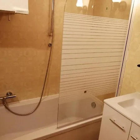 Ruim Appartement, Frontaal Zeezicht, 2 Slaapkamers, Prive Parking Mogelijk Lägenhet